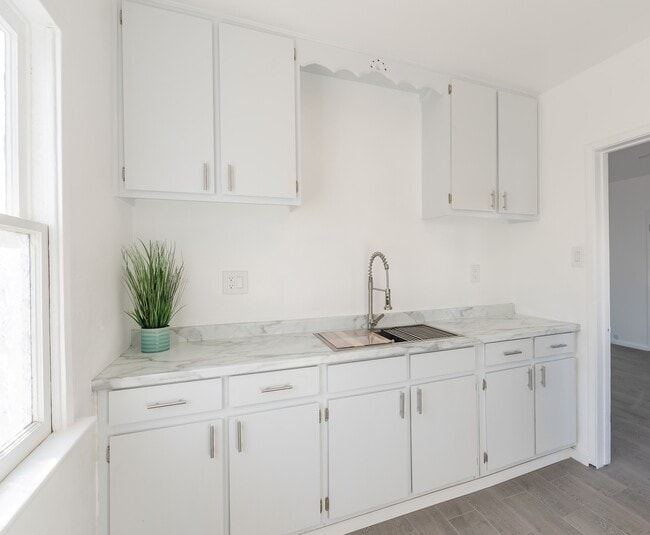 Kitchen - Full Kitchen - Large, Clean and Bright - 128 Elm Ave Unit 2