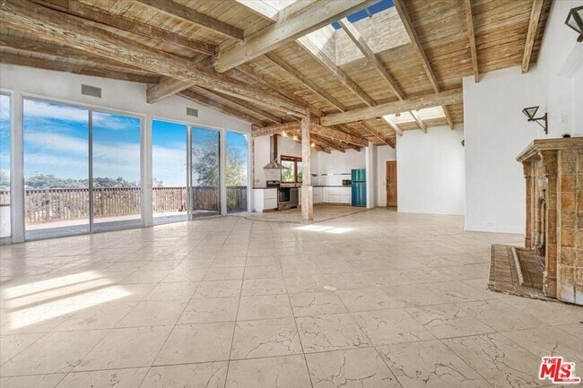 Building Photo - 960 N Tigertail Rd Rental