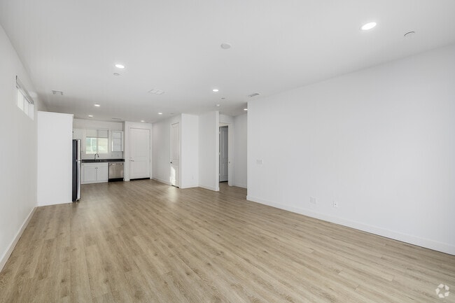 2BR, 2BA - 977SF - Living Room - Vello Valley