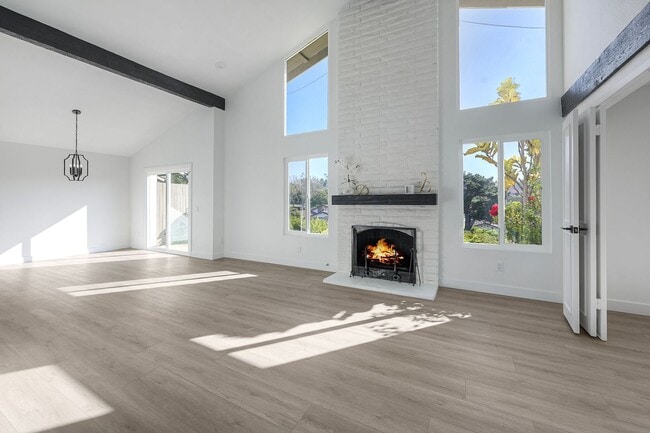 Building Photo - Beautifully remodeled single-story home in the heart of Solana Beach!