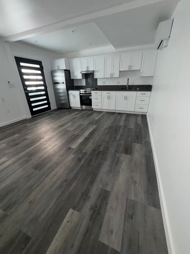 Photo - 1102 Centinela Ave