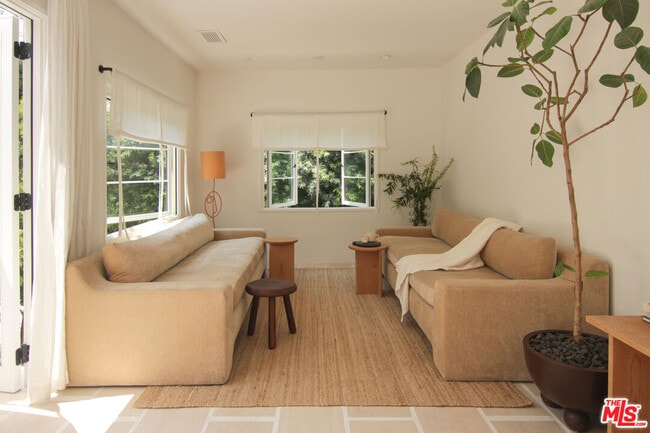 Photo - 349 Stowe Terrace