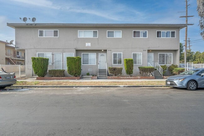 Building Photo - 3212 W 60th St Unit 02