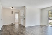 Spacious living room - 1518 Euclid St Apartments