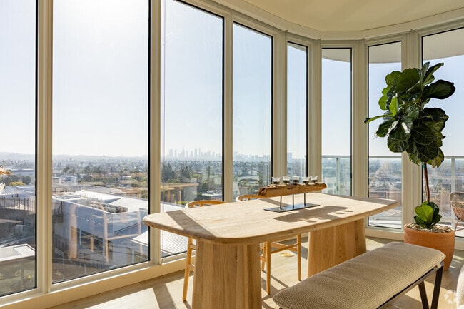 Floor to Ceiling Windows - Jardine Hollywood