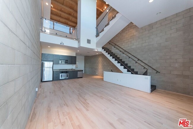 Building Photo - 717 Highland Ave Unit 7