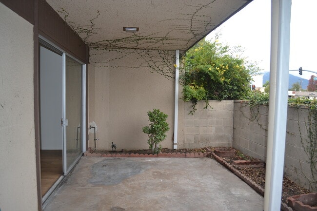 Fenced Private Patio & Yard - The Huntington Sunset