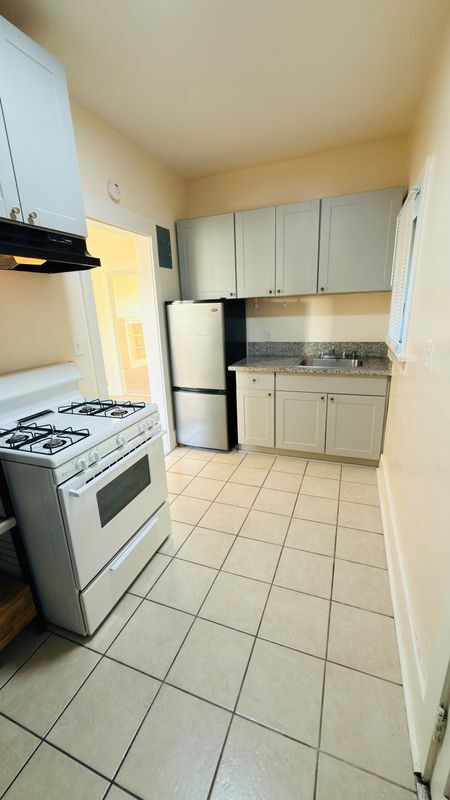 Building Photo - 1510 E Broadway