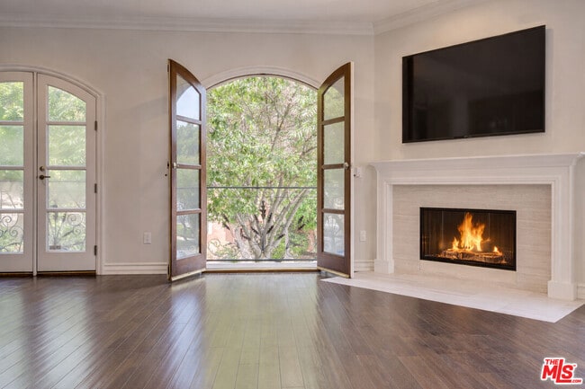 Photo - 353 S Reeves Dr Unit 200