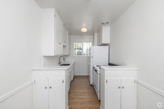 1BR, 1BA - 900SF - Kitchen - Blackburn Apartments