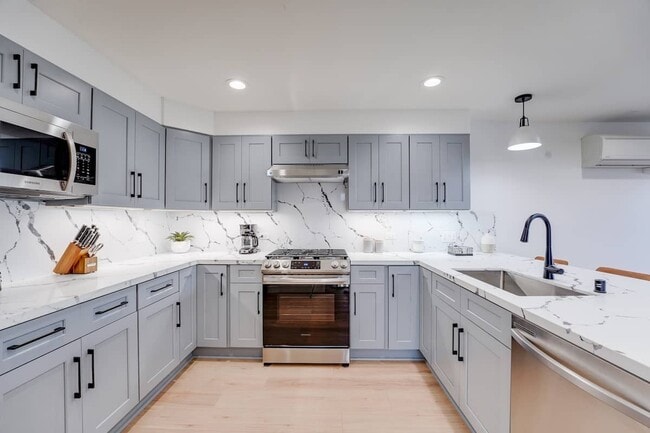 Photo - 827 Island Ct