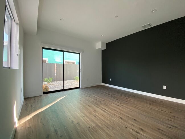 Photo - 4574 Oakwood Ave Unit 4570