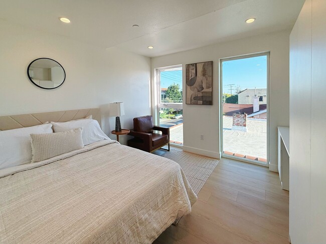 Photo - 1929 N Commonwealth Ave Apartment Unit 211