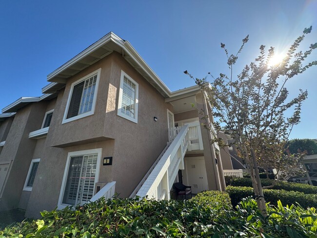 Bright and Airy 2Bd/2Ba Condo w/AC, W/D an... - Bright and Airy 2Bd/2Ba Condo w/AC, W/D an...