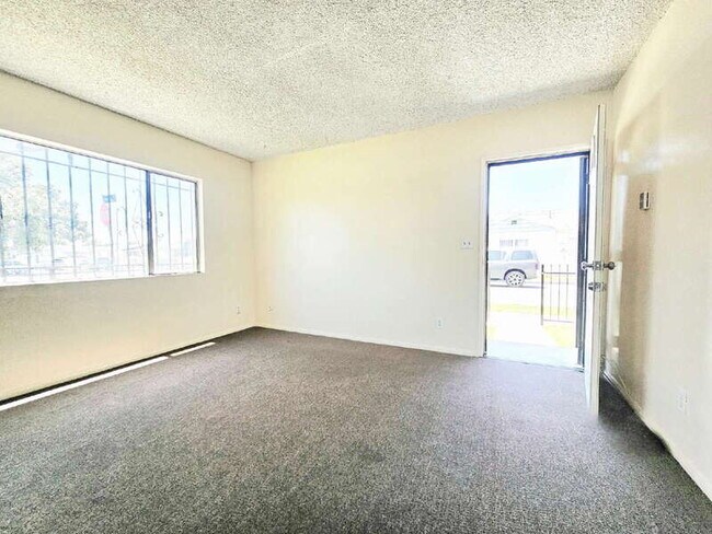 Photo - 8866 Wall St