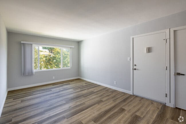 1BR, 1BA - 615SF - Living Room - Ladera Townhouse