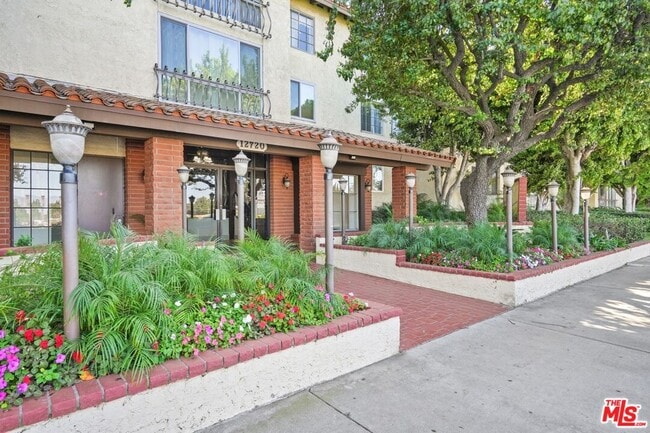 Building Photo - 12720 Burbank Blvd Unit 114