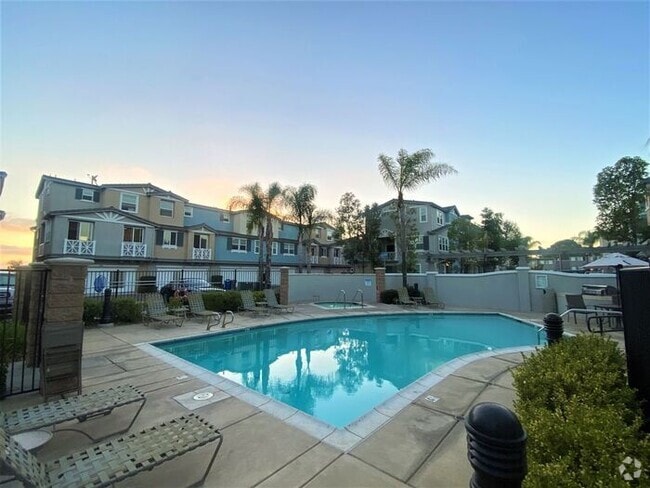 Building Photo - Gorgeous 3 bed 3 1/2 bath Townhome with be...