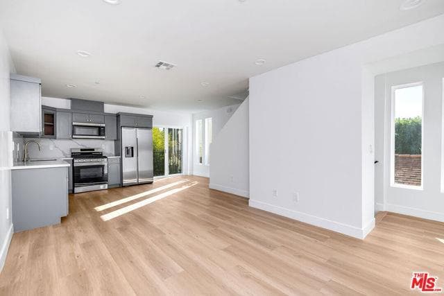 Photo - 10801 Kling St