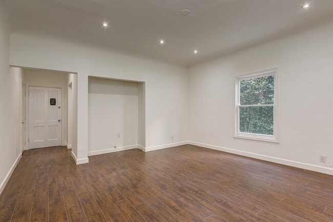 Photo - 7223-7229 Willoughby