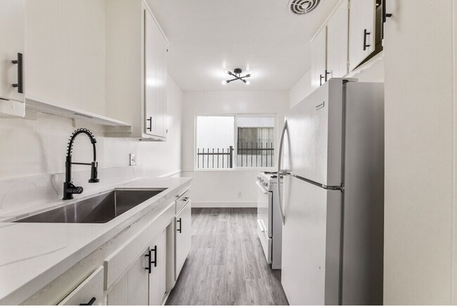 Building Photo - 439 S Catalina St