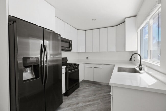 Building Photo - 1486 Silver Lake Blvd Unit 1490 1-2