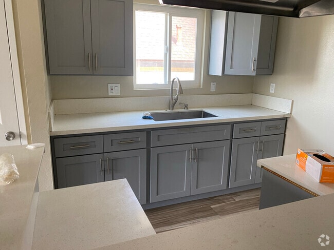Building Photo - 2525 E 3rd St Rental