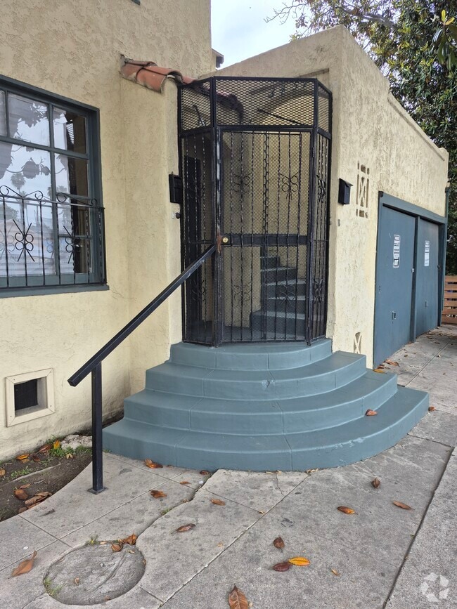 Building Photo - 3453 West Blvd Rental