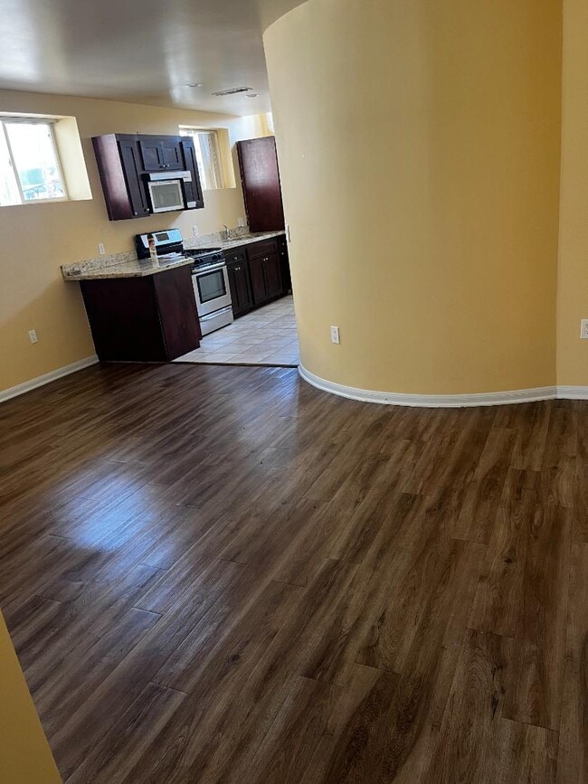 Photo - 14537 Archwood St