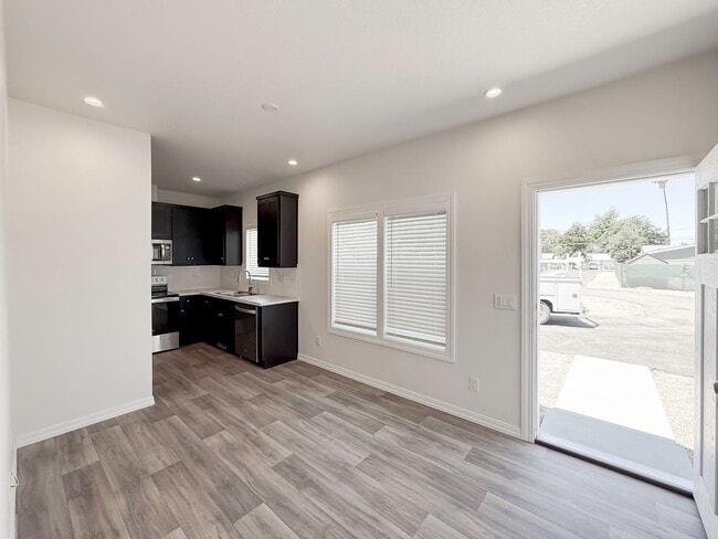 Photo - ~ AVAILABLE NOW ~ DUPLEX (RIGHT)