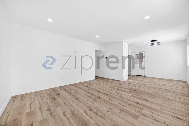 Photo - 415 E 26th St