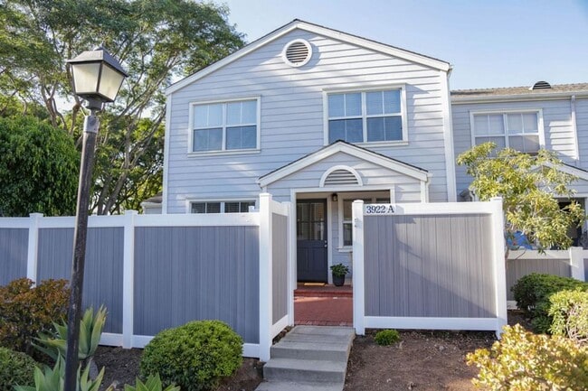 Building Photo - 3 bdrm 2 bath Townhome