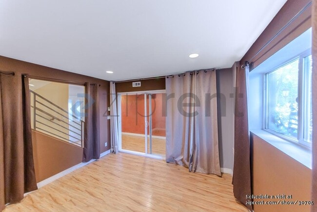 Photo - 11622 Oxnard St