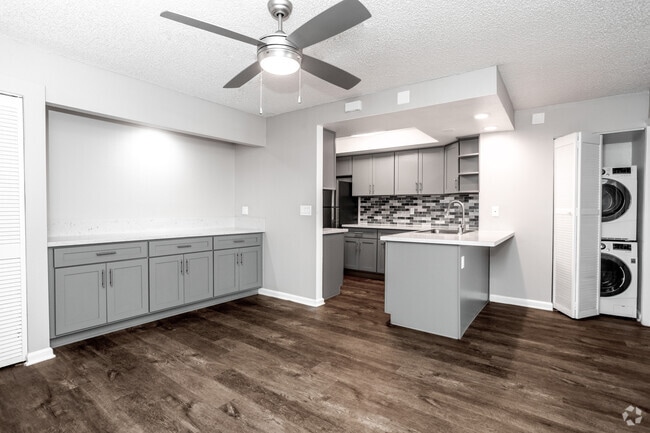 2BR, 2BA - 1100SF - The Lake