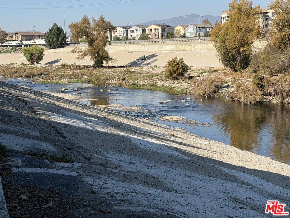 Photo - 2445 Harwood St