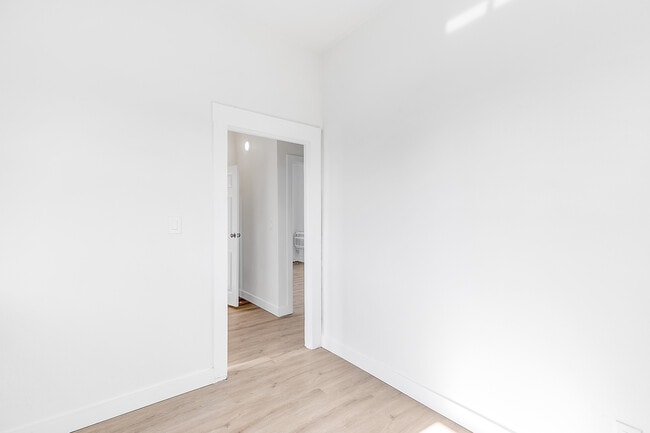 Photo - 1618 E Vernon Ave Unit 1618