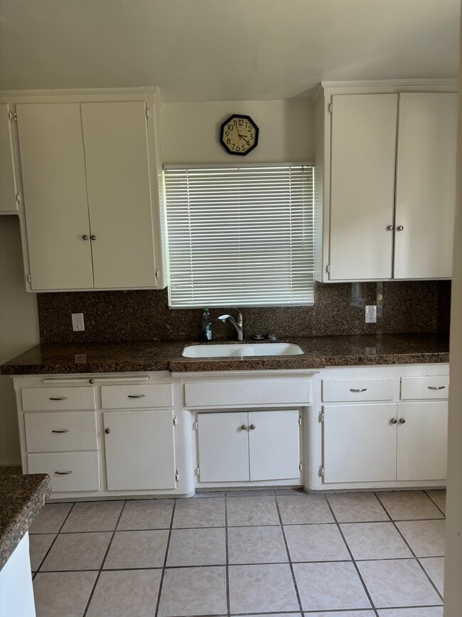 Solid countertops - 6266 S La Brea Ave Unit Apt C