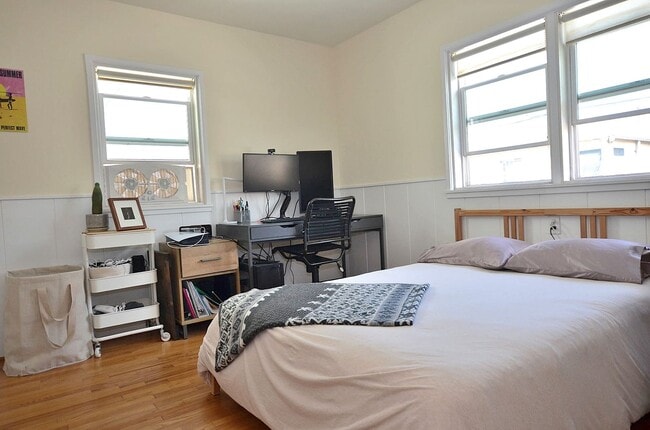 Photo - 2 Bedroom/1 Bath Unfurnished Back house 2nd floor