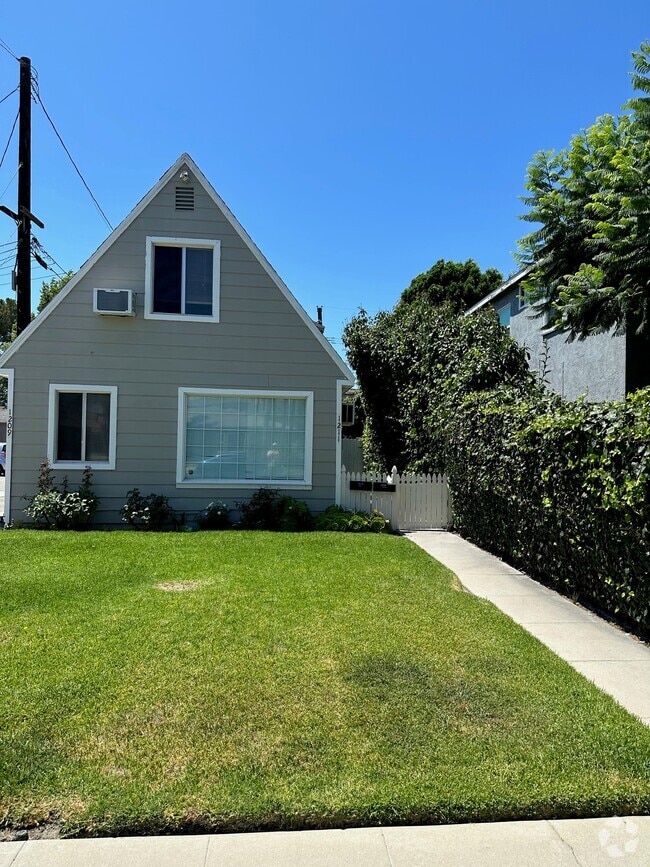 Building Photo - 1211 N Screenland Dr Rental