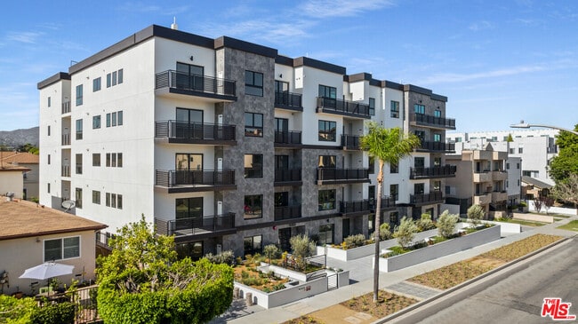 Building Photo - 5153 W Maplewood Ave Unit 107