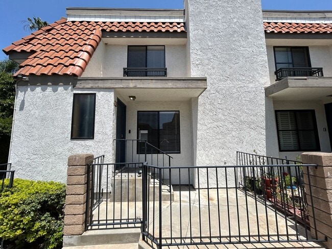 Building Photo - Beautifully Upgraded 2 Bed 2.5 Bath Townhome