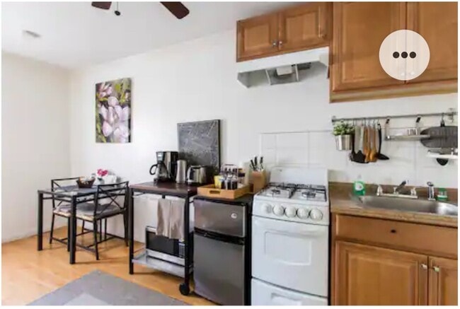 Full kitchen - 4630 Gainsborough Ave Unit 1