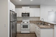 1BR, 1BA - 575SF - Kitchen - Harbor Grove Apartments