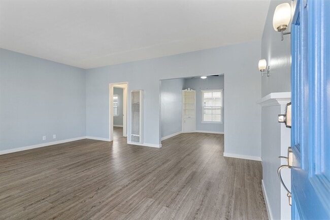 Photo - 2010 Pine Ave Unit 06