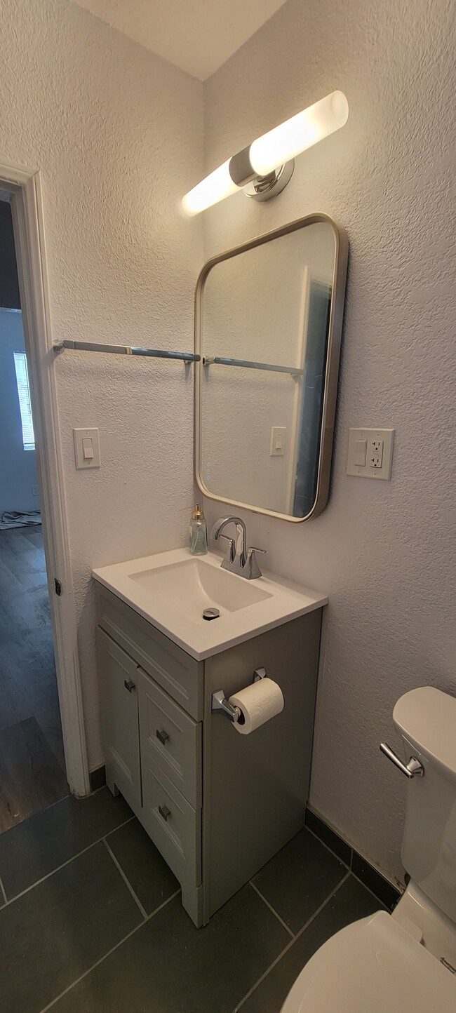 Photo - 1625 W 82nd St