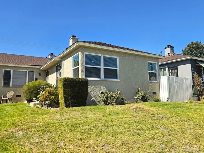 Building Photo - 1401 W Victory Blvd Unit 1401