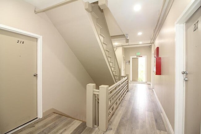 Photo - 647 W 18th St