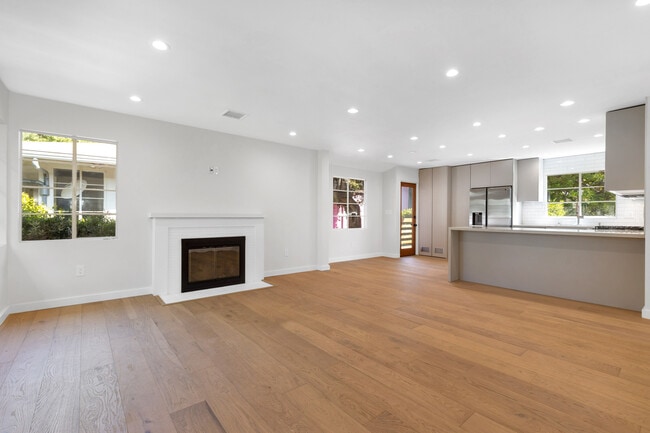 Building Photo - 3444 S Bentley Ave Rental