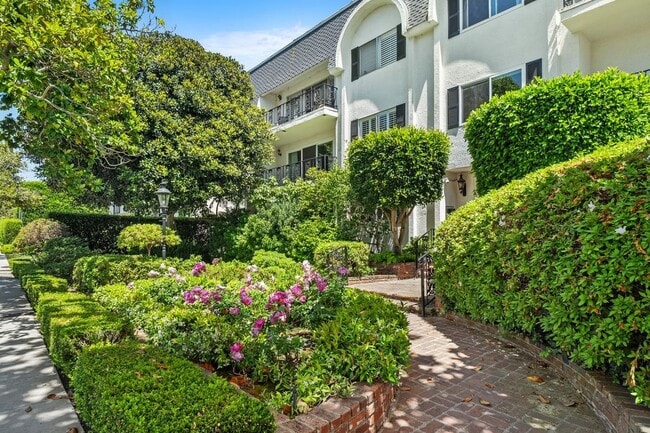 Building Photo - 404 San Vicente Blvd