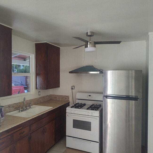 Kitchen - 1249 Franklin St Unit B
